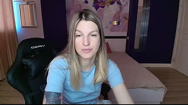 Snapshot of EmilyWalkeri chatting on June 2026 06:49:01 AM EmilyWalkeri online show from June 2026 06:49:01 AM