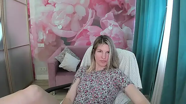 Snapshot of EmilyWalkeri chatting on July 2026 07:37:02 AM EmilyWalkeri online show from July 2026 07:37:02 AM