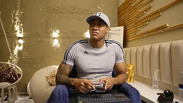 Snapshot of Logan_Varela chatting on March 2026 02:25:02 PM Logan Varela online show from March 2026 02:25:02 PM