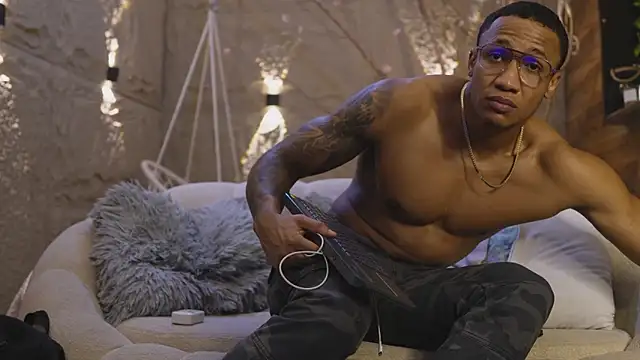 Snapshot of Logan_Varela chatting on March 2026 08:52:01 PM Logan Varela online show from March 2026 08:52:01 PM