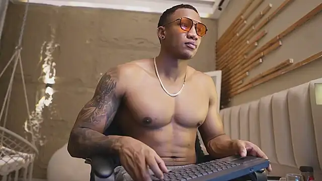 Snapshot of Logan_Varela chatting on April 2026 03:52:01 PM Logan Varela online show from April 2026 03:52:01 PM