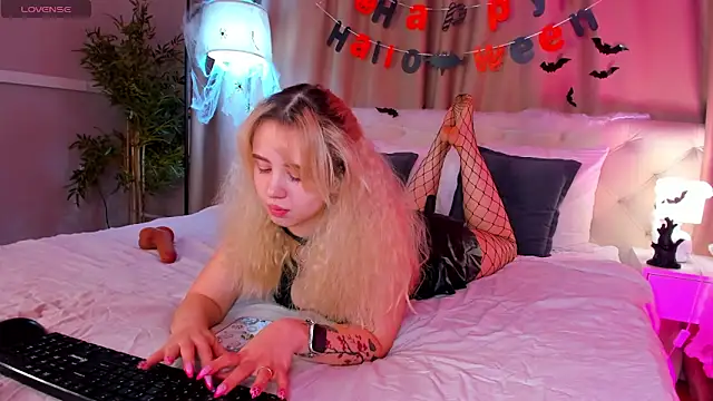 Valerie Woods online show from November 2025 01:08:01 AM