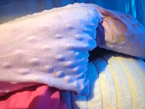 gurlnips online show from October 2025 08:49:01 AM