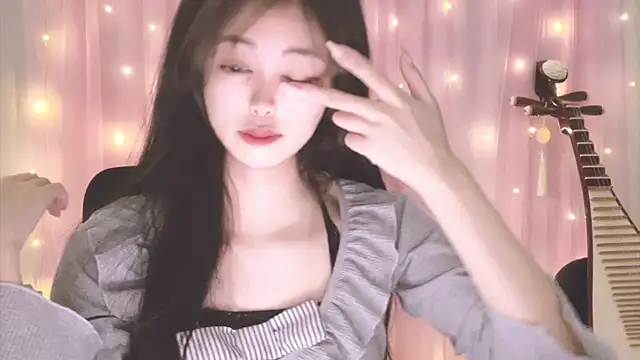 Snapshot of ---MIA--- chatting on October 2025 01:29:01 PM ---MIA--- online show from October 2025 01:29:01 PM