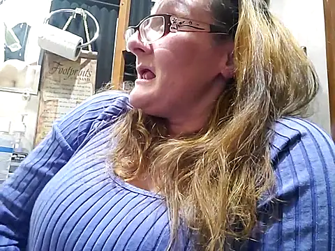 Snapshot of ILUV2TUCHMYKITTY chatting on March 2025 07:29:02 AM ILUV2TUCHMYKITTY online show from March 2025 07:29:02 AM