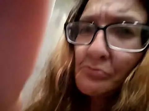 Snapshot of ILUV2TUCHMYKITTY chatting on September 2025 01:33:01 PM ILUV2TUCHMYKITTY online show from September 2025 01:33:01 PM