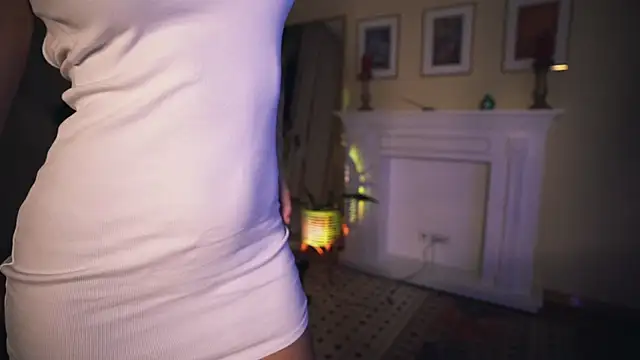 Snapshot of Leona_Mell chatting on February 2025 09:50:02 PM Leona Mell online show from February 2025 09:50:02 PM