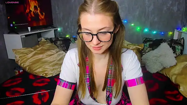 Demure Smile online show from November 2025 04:18:01 PM