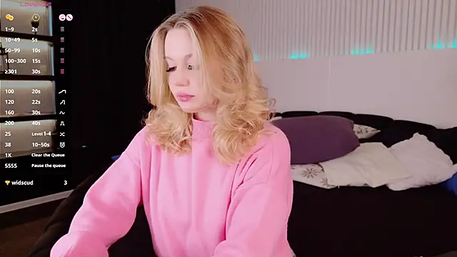 Snapshot of AliceMorr chatting on December 2024 08:34:02 AM AliceMorr online show from December 2024 08:34:02 AM