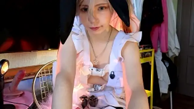 Moon Lollie  online show from January 2026 02:10:01 PM