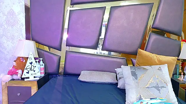 NicoleEsposito online show from April 2026 12:32:01 PM