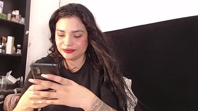 lolaa staars online show from January 2025 12:01:01 PM