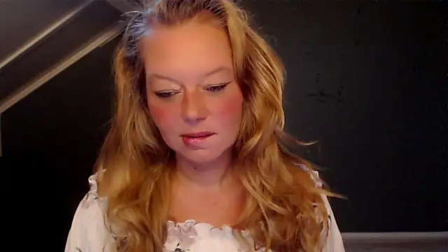 Snapshot of roxanna24 chatting on July 2026 08:32:01 AM roxanna24 online show from July 2026 08:32:01 AM