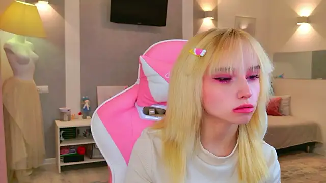 b4by LoL1 online show from February 2026 02:37:01 PM