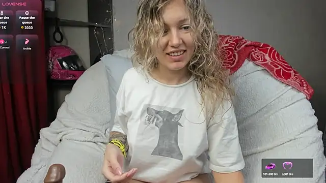 Snapshot of foxy_blond chatting on February 2025 03:45:01 AM foxy blond online show from February 2025 03:45:01 AM