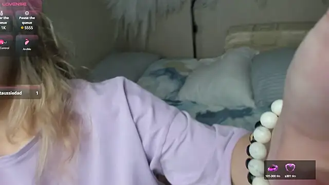 Snapshot of foxy_blond chatting on February 2025 06:24:02 AM foxy blond online show from February 2025 06:24:02 AM