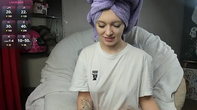 Snapshot of foxy_blond chatting on February 2025 03:42:01 AM foxy blond online show from February 2025 03:42:01 AM
