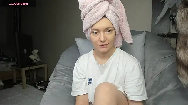 Snapshot of foxy_blond chatting on March 2025 03:22:02 AM foxy blond online show from March 2025 03:22:02 AM