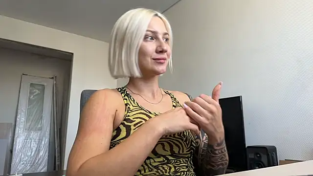 Snapshot of AnneBall chatting on June 2026 08:20:02 AM AnneBall online show from June 2026 08:20:02 AM