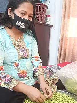 Snapshot of Desi_Best_Anal chatting on February 2025 08:33:02 AM Desi Best Anal online show from February 2025 08:33:02 AM