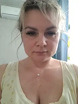 Snapshot of candy_queeen chatting on February 2026 11:32:02 AM candy queeen online show from February 2026 11:32:02 AM