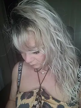 Snapshot of candy_queeen chatting on June 2026 10:10:01 PM candy queeen online show from June 2026 10:10:01 PM