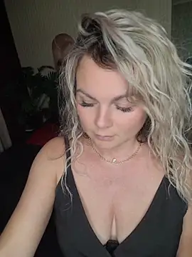 Snapshot of candy_queeen chatting on June 2026 01:48:02 PM candy queeen online show from June 2026 01:48:02 PM
