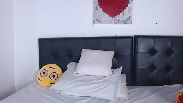 Snapshot of Amara_Red chatting on October 2025 11:44:01 AM Amara Red online show from October 2025 11:44:01 AM