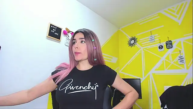 Nikolle Rouss online show from February 2026 06:17:01 AM