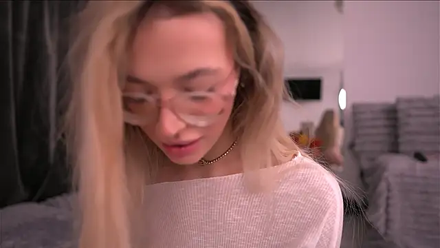 Snapshot of KylieJoyce chatting on November 2025 09:48:01 PM KylieJoyce online show from November 2025 09:48:01 PM