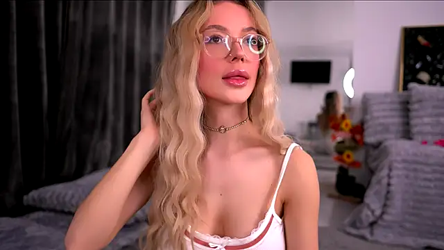 Snapshot of KylieJoyce chatting on November 2025 09:28:01 PM KylieJoyce online show from November 2025 09:28:01 PM