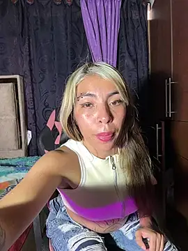 Snapshot of alanaanddaphne chatting on May 2026 10:05:02 PM alanaanddaphne online show from May 2026 10:05:02 PM