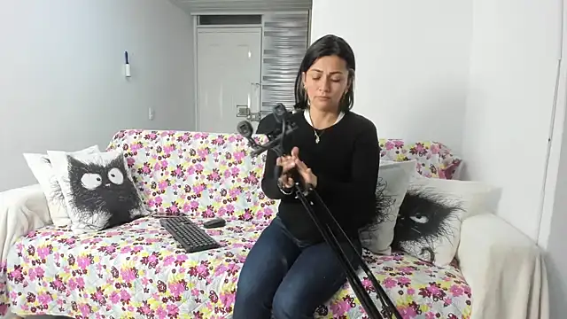 Snapshot of Emma_Jnes chatting on February 2025 10:33:01 PM Emma Jnes online show from February 2025 10:33:01 PM