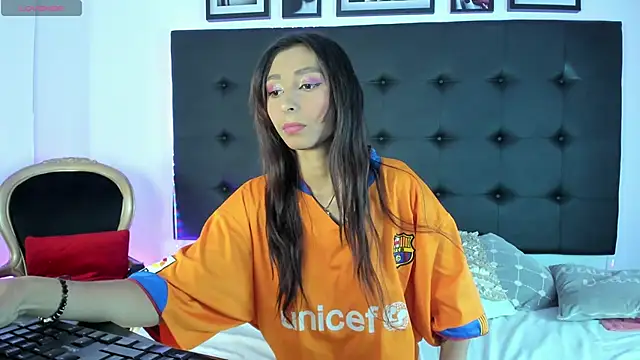 Snapshot of SaraDreamss chatting on January 2025 08:39:01 PM SaraDreamss online show from January 2025 08:39:01 PM