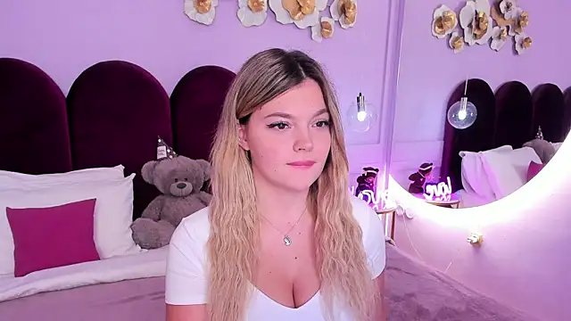 ZaraBloom online show from December 2025 03:30:02 PM