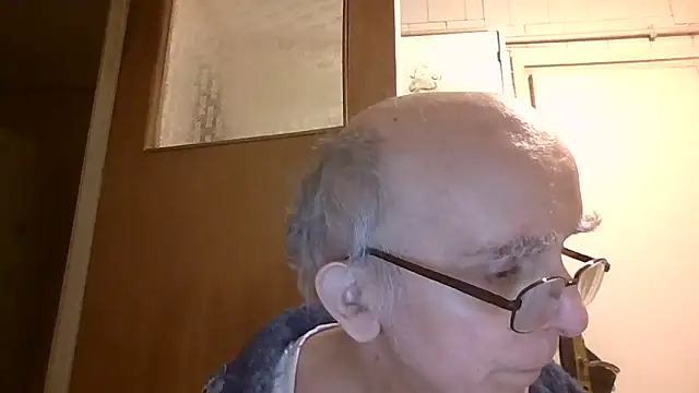 Snapshot of mariusica1@xh chatting on April 2026 07:58:01 PM mariusica1xh online show from April 2026 07:58:01 PM