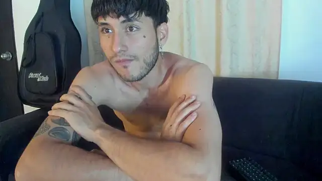 Snapshot of Henrikk_senn chatting on October 2025 10:51:02 PM Henrikk senn online show from October 2025 10:51:02 PM
