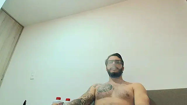 Snapshot of thomas_gun chatting on April 2026 03:37:02 AM thomas gun online show from April 2026 03:37:02 AM