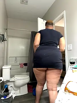 Snapshot of SexyHoneyRedd chatting on December 2024 11:07:01 PM SexyHoneyRedd online show from December 2024 11:07:01 PM