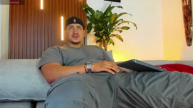 lucasanto  online show from November 2025 01:38:01 AM