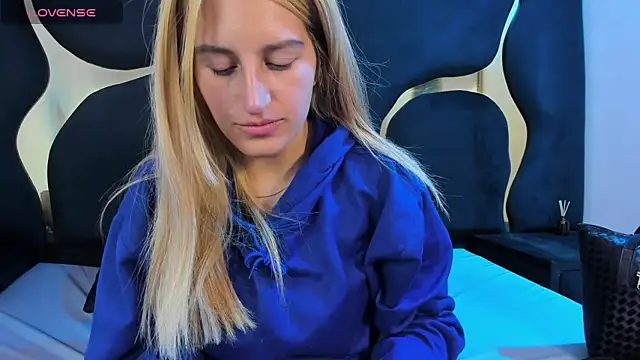 GiaRoussel online show from February 2026 04:25:01 PM