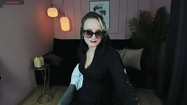 Queen Anna  online show from January 2025 11:55:01 AM