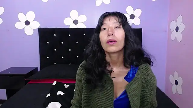 karolinee 66  online show from February 2026 04:00:01 AM