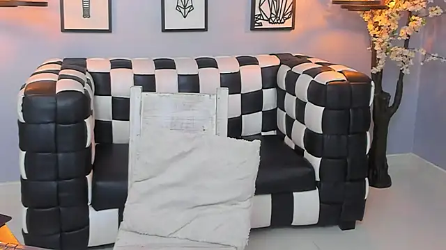 Snapshot of SARAFOXX_ chatting on December 2024 12:23:01 AM SARAFOXX online show from December 2024 12:23:01 AM