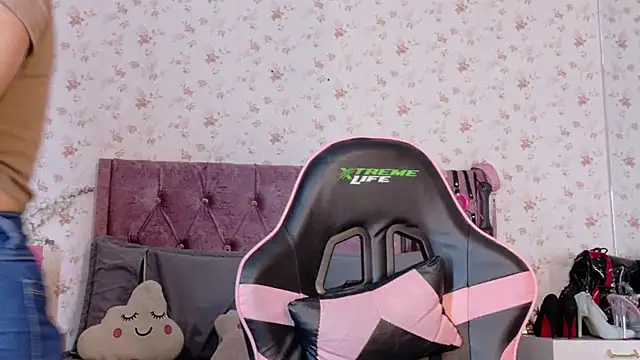 AvrillThomas online show from November 2025 05:39:02 PM