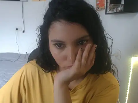 Snapshot of HannaKlein chatting on November 2025 06:18:01 PM HannaKlein online show from November 2025 06:18:01 PM