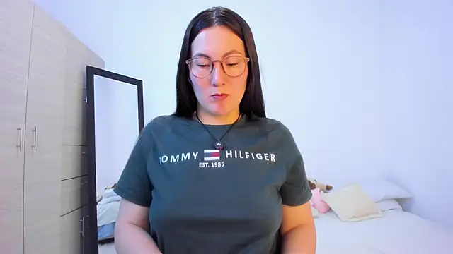 Elle Lee  online show from November 2025 03:36:01 PM