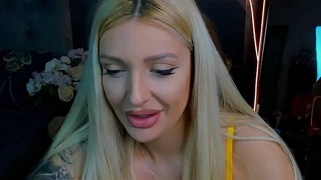 glossy blondegirl online show from October 2025 01:20:01 PM