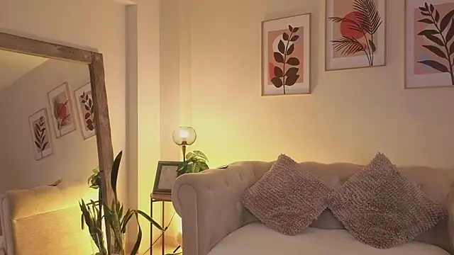 DahianaWalcott online show from April 2026 06:19:01 PM