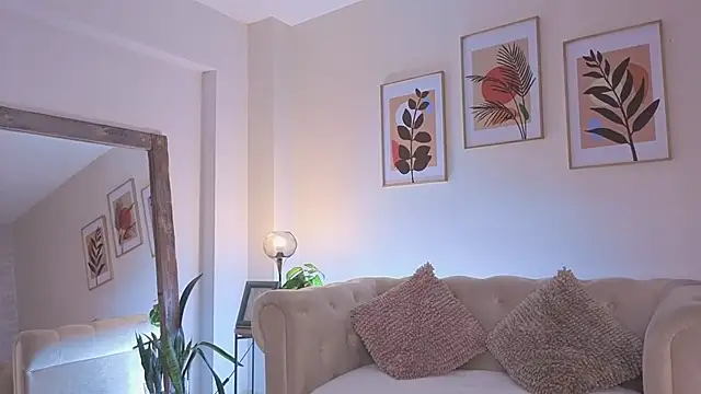 DahianaWalcott online show from April 2026 07:19:02 PM